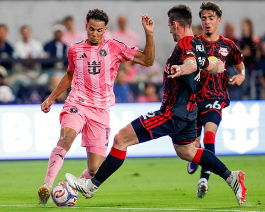 MIAMI, FL - APRIL 11: Inter Miami defender Ian Fray (17) controls the ball during a MLS, Fussball Herren, USA match between Inter Miami CF and Red Bull New York at NU Stadium on April 11, 2026 in Fort Lauderdale, Florida.(Photo by Chris Arjoon Icon Sportswire) SOCCER: APR 11 MLS Inter Miami CF vs Red Bull New York EDITORIAL USE ONLY Icon2604100010028