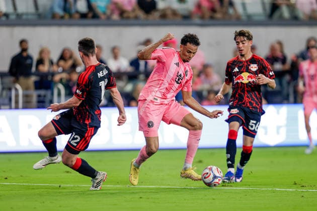 MIAMI, FL - APRIL 11: Inter Miami defender Ian Fray (17) controls the ball during a MLS, Fussball Herren, USA match between Inter Miami CF and Red Bull New York at NU Stadium on April 11, 2026 in Fort Lauderdale, Florida.(Photo by Chris Arjoon Icon Sportswire) SOCCER: APR 11 MLS Inter Miami CF vs Red Bull New York EDITORIAL USE ONLY Icon2604100010029