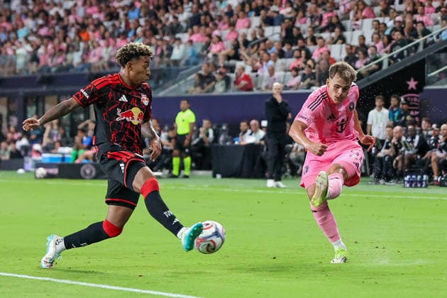 MIAMI, FL - APRIL 11: Inter Miami forward Mateo Silvetti (24) crosses the ball during a MLS, Fussball Herren, USA match between Inter Miami CF and Red Bull New York at NU Stadium on April 11, 2026 in Fort Lauderdale, Florida.(Photo by Chris Arjoon Icon Sportswire) SOCCER: APR 11 MLS Inter Miami CF vs Red Bull New York EDITORIAL USE ONLY Icon2604100010015