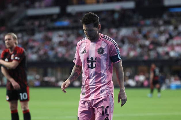 MIAMI, FL - APRIL 11: Inter Miami forward Lionel Messi (10) walks to take a corner kick in the first half during the match between the New York Red Bulls and Inter Miami on Saturday, April 11, 2026 st Nu Stadium in Miami, FL (Photo by Peter Joneleit Icon Sportswire) SOCCER: APR 11 MLS, Fussball Herren, USA Inter Miami CF vs Red Bull New York EDITORIAL USE ONLY Icon260411025