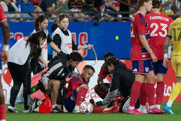 April 11, 2026, Frisco, Texas, USA: Trainers and medical staff tend to FC Dallas midfielder RAMIRO BENETTI (17) during a MLS, Fussball Herren, USA regular season soccer match between FC Dallas and St. Louis City FC at Toyota Stadium in Frisco, Texas. FC Dallas and St. Louis City FC tied 1-1. Soccer 2026: FC Dallas 1-1 St. Louis City FC  - ZUMAh193 20260411_zsp_h193_003 Copyright: xDanielxMcGregor-Huyerx