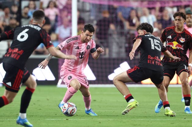 MIAMI, FL - APRIL 11: Inter Miami forward Lionel Messi (10)weaves his way through defenders as he attacks with the ball in the first half during the match between the New York Red Bulls and Inter Miami on Saturday, April 11, 2026 st Nu Stadium in Miami, FL (Photo by Peter Joneleit Icon Sportswire) SOCCER: APR 11 MLS, Fussball Herren, USA Inter Miami CF vs Red Bull New York EDITORIAL USE ONLY Icon260411028