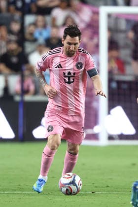 MIAMI, FL - APRIL 11: Inter Miami forward Lionel Messi (10) attacks with the ball in the first half during the match between the New York Red Bulls and Inter Miami on Saturday, April 11, 2026 st Nu Stadium in Miami, FL (Photo by Peter Joneleit Icon Sportswire) SOCCER: APR 11 MLS, Fussball Herren, USA Inter Miami CF vs Red Bull New York EDITORIAL USE ONLY Icon260411029