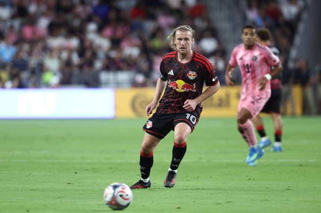 MIAMI, FL - APRIL 11: New York Red Bulls midfielder Emil Forsberg (10) recieves a pass in the first half during the match between the New York Red Bulls and Inter Miami on Saturday, April 11, 2026 st Nu Stadium in Miami, FL (Photo by Peter Joneleit Icon Sportswire) SOCCER: APR 11 MLS, Fussball Herren, USA Inter Miami CF vs Red Bull New York EDITORIAL USE ONLY Icon260411031