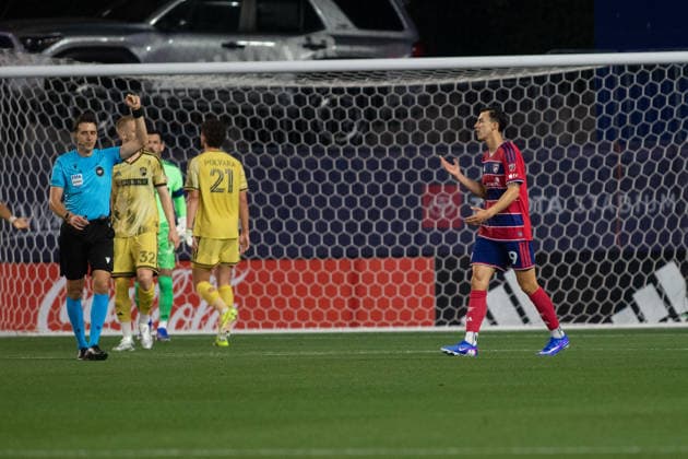 April 11, 2026, Frisco, Texas, USA: FC Dallas forward PETAR MUSA (9) (right) reacts to a call during an MLS, Fussball Herren, USA regular season soccer match between FC Dallas and St. Louis City FC at Toyota Stadium in Frisco, Texas. FC Dallas and St. Louis City FC tied 1-1. Soccer 2026: FC Dallas 1-1 St. Louis City FC  - ZUMAh193 20260411_zsp_h193_011 Copyright: xDanielxMcGregor-Huyerx