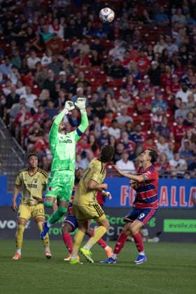 April 11, 2026, Frisco, Texas, USA: St. Louis City FC goalkeeper ROMAN BooeRKI (1) attempts a save during a MLS, Fussball Herren, USA regular season soccer match between FC Dallas and St. Louis City FC at Toyota Stadium in Frisco, Texas. FC Dallas and St. Louis City FC tied 1-1. Soccer 2026: FC Dallas 1-1 St. Louis City FC  - ZUMAh193 20260411_zsp_h193_015 Copyright: xDanielxMcGregor-Huyerx