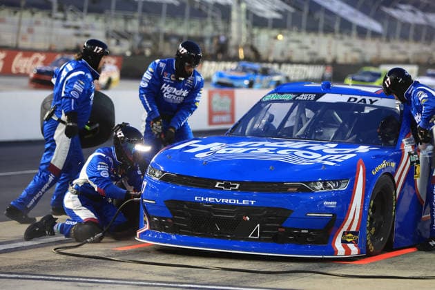 BRISTOL, TN - APRIL 11: The pit crew of Corey Day ( 17 Hendrick Motorsports HendrickCars.com Chevrolet) services the race car during the running of the NASCAR, Motorsport, USA O Reilly Auto Parts Series Suburban Propane 300 on April 11, 2026 at Bristol Motor Speedway in Bristol, TN. (Photo by Jeff Robinson Icon Sportswire) AUTO: APR 11 NASCAR O’Reilly Auto Parts Series Suburban Propane 300 EDITORIAL USE ONLY Icon2604112691300