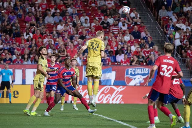 April 11, 2026, Frisco, Texas, USA: St. Louis City FC defender TIMO BAUMGARTL (32) heads the ball during a MLS, Fussball Herren, USA regular season soccer match between FC Dallas and St. Louis City FC at Toyota Stadium in Frisco, Texas. FC Dallas and St. Louis City FC tied 1-1. Soccer 2026: FC Dallas 1-1 St. Louis City FC  - ZUMAh193 20260411_zsp_h193_018 Copyright: xDanielxMcGregor-Huyerx