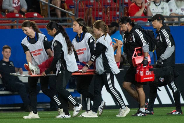 April 11, 2026, Frisco, Texas, USA: Trainers and medical staff tend to FC Dallas midfielder RAMIRO BENETTI (17) during a MLS, Fussball Herren, USA regular season soccer match between FC Dallas and St. Louis City FC at Toyota Stadium in Frisco, Texas. FC Dallas and St. Louis City FC tied 1-1. Soccer 2026: FC Dallas 1-1 St. Louis City FC  - ZUMAh193 20260411_zsp_h193_030 Copyright: xDanielxMcGregor-Huyerx
