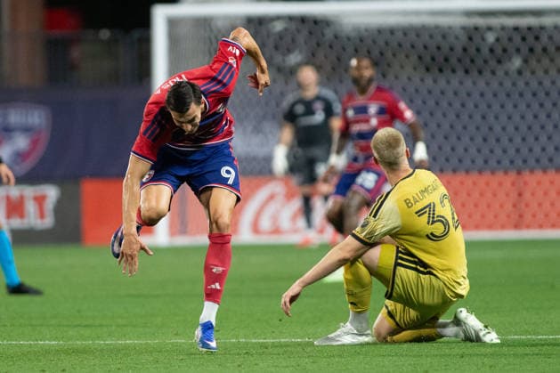April 11, 2026, Frisco, Texas, USA: FC Dallas forward PETAR MUSA (9) (left) stumbles during a MLS, Fussball Herren, USA regular season soccer match between FC Dallas and St. Louis City FC at Toyota Stadium in Frisco, Texas. FC Dallas and St. Louis City FC tied 1-1. Soccer 2026: FC Dallas 1-1 St. Louis City FC  - ZUMAh193 20260411_zsp_h193_042 Copyright: xDanielxMcGregor-Huyerx