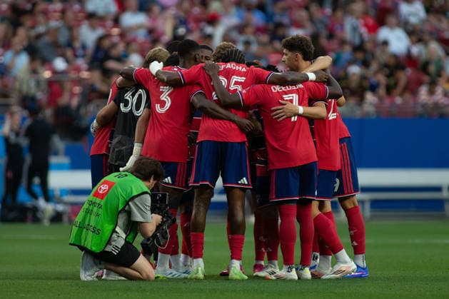 April 11, 2026, Frisco, Texas, USA: FC Dallas players huddle during a MLS, Fussball Herren, USA regular season soccer match between FC Dallas and St. Louis City FC at Toyota Stadium in Frisco, Texas. FC Dallas and St. Louis City FC tied 1-1. Soccer 2026: FC Dallas 1-1 St. Louis City FC  - ZUMAh193 20260411_zsp_h193_043 Copyright: xDanielxMcGregor-Huyerx