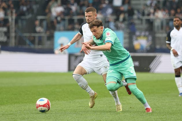 FC Zuerich - FC Lugano Valon Berisha gegen Daniel Dos Santos 11.04.2026 Stadion Letzigrund Zuerich, SCHWEIZ, Saison 2025 2026 Herren Fussball Super League FC Zuerich - FC Lugano Valon Berisha (li,FC Zuerich) gegen Daniel Dos Santos (FC Lugano) *** FC Zuerich FC Lugano Valon Berisha vs Daniel Dos Santos 11 04 2026 Stadium Letzigrund Zuerich, SWITZERLAND, Season 2025 2026 Mens Soccer Super League FC Zuerich FC Lugano Valon Berisha li,FC Zuerich vs Daniel Dos Santos FC Lugano 