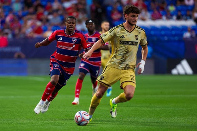 April 11, 2026, Frisco, Texas, USA: FRISCO, TX : FC Dallas midfielder Patrickson Delgado (8) and St. Louis Frisco SC midfielder Dante Polvara (21) chase after the ball during their match on Saturday at Toyota Stadium in Frisco. 2026 MLS, Fussball Herren, USA Soccer : FC Dallas 1:1 St. Louis CITY SC  - ZUMAm257 20260411_zsp_m257_003 Copyright: xBrianxMcLeanx