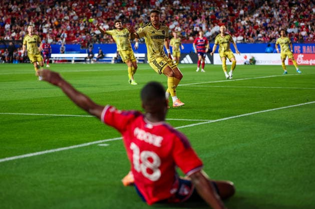 April 11, 2026, Frisco, Texas, USA: FRISCO, TX : FC Dallas defender Shaq Moore (18) attempts to keep the ball inbounds as St. Louis Frisco SC defender Rafael Santos (20) signals out of bounds during their match on Saturday at Toyota Stadium in Frisco. 2026 MLS, Fussball Herren, USA Soccer : FC Dallas 1:1 St. Louis CITY SC  - ZUMAm257 20260411_zsp_m257_006 Copyright: xBrianxMcLeanx