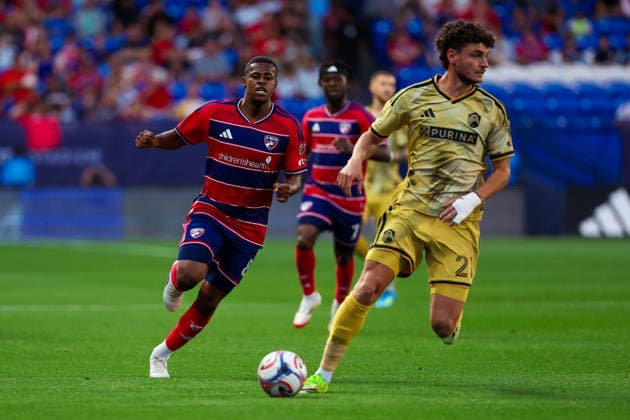 April 11, 2026, Frisco, Texas, USA: FRISCO, TX : FC Dallas midfielder Patrickson Delgado (8) and St. Louis Frisco SC midfielder Dante Polvara (21) chase after the ball during their match on Saturday at Toyota Stadium in Frisco. 2026 MLS, Fussball Herren, USA Soccer : FC Dallas 1:1 St. Louis CITY SC  - ZUMAm257 20260411_zsp_m257_009 Copyright: xBrianxMcLeanx