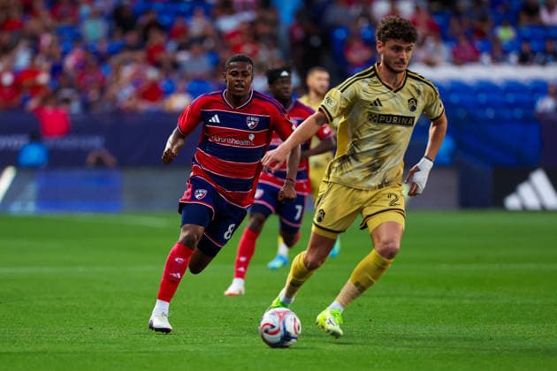 April 11, 2026, Frisco, Texas, USA: FRISCO, TX : St. Louis Frisco SC midfielder Dante Polvara (21) gains possession of the ball as FC Dallas midfielder Patrickson Delgado (8) pursues during their match on Saturday at Toyota Stadium in Frisco. 2026 MLS, Fussball Herren, USA Soccer : FC Dallas 1:1 St. Louis CITY SC  - ZUMAm257 20260411_zsp_m257_021 Copyright: xBrianxMcLeanx