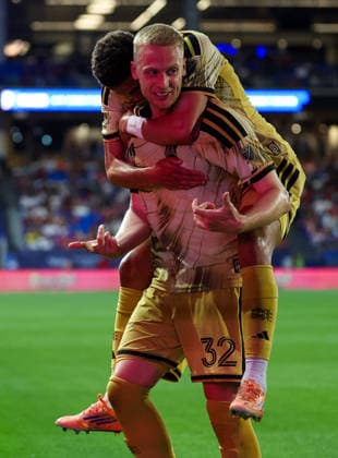 April 11, 2026, Frisco, Texas, USA: FRISCO, TX : St. Louis Frisco SC defender Rafael Santos (20) leaps onto the back of teammate St. Louis Frisco SC defender Timo Baumgartl (32) after he scored a goal during their match against FC Dallas on Saturday at Toyota Stadium in Frisco. 2026 MLS, Fussball Herren, USA Soccer : FC Dallas 1:1 St. Louis CITY SC  - ZUMAm257 20260411_zsp_m257_022 Copyright: xBrianxMcLeanx