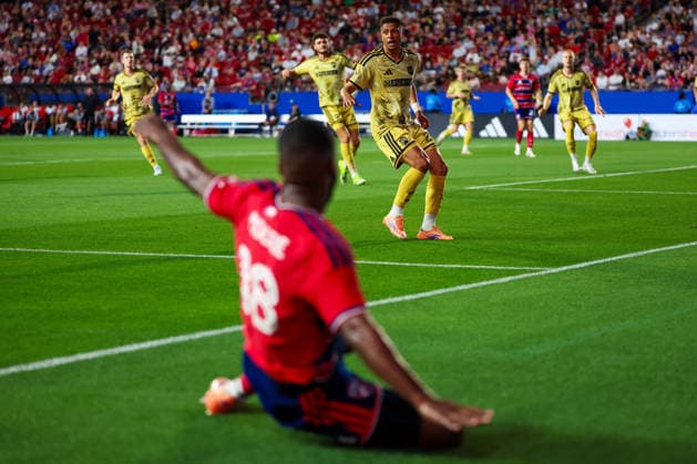 April 11, 2026, Frisco, Texas, USA: FRISCO, TX : FC Dallas defender Shaq Moore (18) attempts to keep the ball inbounds as St. Louis Frisco SC defender Rafael Santos (20) signals out of bounds during their match on Saturday at Toyota Stadium in Frisco. 2026 MLS, Fussball Herren, USA Soccer : FC Dallas 1:1 St. Louis CITY SC  - ZUMAm257 20260411_zsp_m257_025 Copyright: xBrianxMcLeanx