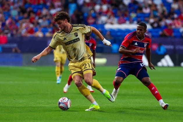 April 11, 2026, Frisco, Texas, USA: FRISCO, TX : St. Louis Frisco SC midfielder Dante Polvara (21) gains possession of the ball as FC Dallas midfielder Patrickson Delgado (8) pursues during their match on Saturday at Toyota Stadium in Frisco. 2026 MLS, Fussball Herren, USA Soccer : FC Dallas 1:1 St. Louis CITY SC  - ZUMAm257 20260411_zsp_m257_029 Copyright: xBrianxMcLeanx