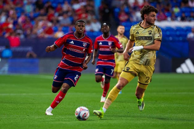 April 11, 2026, Frisco, Texas, USA: FRISCO, TX : FC Dallas midfielder Patrickson Delgado (8) and St. Louis Frisco SC midfielder Dante Polvara (21) chase after the ball during their match on Saturday at Toyota Stadium in Frisco. 2026 MLS, Fussball Herren, USA Soccer : FC Dallas 1:1 St. Louis CITY SC  - ZUMAm257 20260411_zsp_m257_030 Copyright: xBrianxMcLeanx