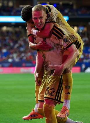 April 11, 2026, Frisco, Texas, USA: FRISCO, TX : St. Louis Frisco SC defender Rafael Santos (20) leaps onto the back of teammate St. Louis Frisco SC defender Timo Baumgartl (32) after he scored a goal during their match against FC Dallas on Saturday at Toyota Stadium in Frisco. 2026 MLS, Fussball Herren, USA Soccer : FC Dallas 1:1 St. Louis CITY SC  - ZUMAm257 20260411_zsp_m257_037 Copyright: xBrianxMcLeanx