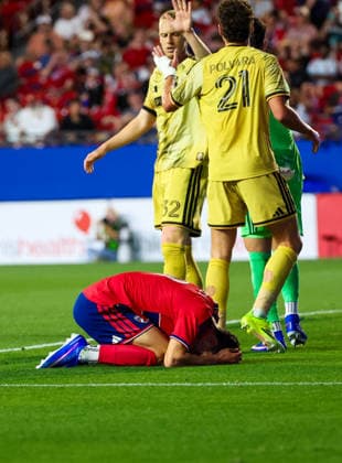 April 11, 2026, Frisco, Texas, USA: FRISCO, TX : FC Dallas forward Petar Musa (9) expresses frustration after missing a scoring attempt while St. Louis Frisco SC midfielder Dante Polvara (21) and St. Louis Frisco SC defender Timo Baumgartl (32) high five the miss during their match on Saturday at Toyota Stadium in Frisco. 2026 MLS, Fussball Herren, USA Soccer : FC Dallas 1:1 St. Louis CITY SC  - ZUMAm257 20260411_zsp_m257_040 Copyright: xBrianxMcLeanx