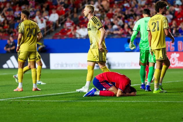 April 11, 2026, Frisco, Texas, USA: FRISCO, TX : St. Louis Frisco SC players surround FC Dallas forward Petar Musa (9) after he missed a scoring attempt during their match on Saturday at Toyota Stadium in Frisco. 2026 MLS, Fussball Herren, USA Soccer : FC Dallas 1:1 St. Louis CITY SC  - ZUMAm257 20260411_zsp_m257_043 Copyright: xBrianxMcLeanx