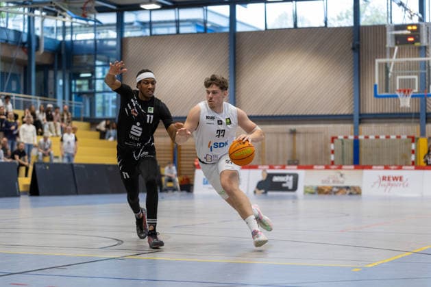 Jeremy Kolev (SV Fellbach Flashers, 77) im Duell gegen Christian Matthew Hinckson (Hertener Loewen Basketball, 11) im Play-Off Match. SV Fellbach Flashers vs. Hertener Loewen Basketball, Basketball,Barmer Basketball 2. Bundesliga ProB, Play-Offs, Saison 2025 2026, 11.04.2026, SV Fellbach Flashers vs. Hertener Loewen Basketball, Basketball,Barmer Basketball 2. Bundesliga ProB, Play-Offs, Saison 2025 2026, 11.04.2026 Fellbach *** Jeremy Kolev SV Fellbach Flashers, 77 in duel against Christian Matthew Hinckson Hertener Loewen Basketball, 11 in Play Off Match SV Fellbach Flashers vs Hertener Loewen Basketball, Basketball,Barmer Basketball 2 Bundesliga ProB, Play Offs, Season 2025 2026, 11 04 2026, SV Fellbach Flashers vs Hertener Loewen Basketball, Basketball,Barmer Basketball 2 Bundesliga ProB, Play Offs, Season 2025 2026, 11 04 2026 Fellbach Copyright: xEibner-Pressefoto DavidexDixGiovx EP_DGI