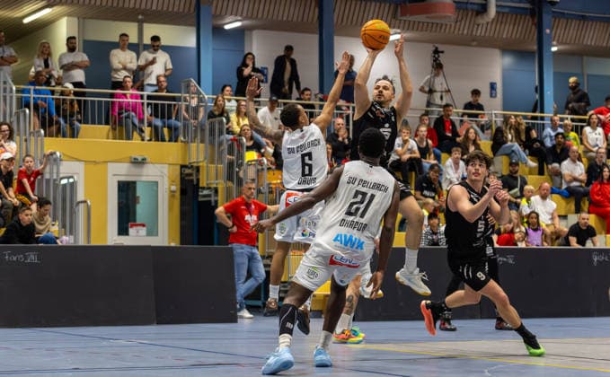 Faton Jetullahi (Hertener Loewen Basketball, 22) bei Wurf. Travis Davis (SV Fellbach Flashers, 06) kann nciht eingreifen. SV Fellbach Flashers vs. Hertener Loewen Basketball, Basketball,Barmer Basketball 2. Bundesliga ProB, Play-Offs, Saison 2025 2026, 11.04.2026, SV Fellbach Flashers vs. Hertener Loewen Basketball, Basketball,Barmer Basketball 2. Bundesliga ProB, Play-Offs, Saison 2025 2026, 11.04.2026 Fellbach *** Faton Jetullahi Hertener Loewen Basketball, 22 on throw Travis Davis SV Fellbach Flashers, 06 can nciht intervene SV Fellbach Flashers vs Hertener Loewen Basketball, Basketball,Barmer Basketball 2 Bundesliga ProB, Play Offs, Season 2025 2026, 11 04 2026, SV Fellbach Flashers vs Hertener Loewen Basketball, Basketball,Barmer Basketball 2 Bundesliga ProB, Play Offs, Season 2025 2026, 11 04 2026 Fellbach Copyright: xEibner-Pressefoto DavidexDixGiovx EP_DGI
