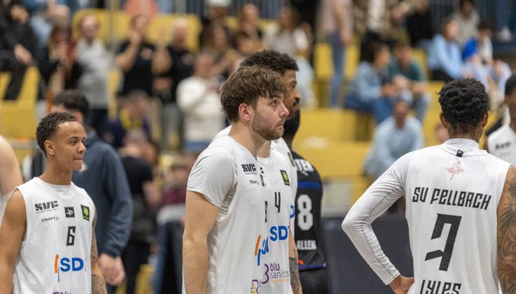 Jakob Hanzalek (SV Fellbach Flashers, 08) & Travis Davis (SV Fellbach Flashers, 06) sichtlich bedient nach der Niederlage gegen die Hertener Loewen. SV Fellbach Flashers vs. Hertener Loewen Basketball, Basketball,Barmer Basketball 2. Bundesliga ProB, Play-Offs, Saison 2025 2026, 11.04.2026, SV Fellbach Flashers vs. Hertener Loewen Basketball, Basketball,Barmer Basketball 2. Bundesliga ProB, Play-Offs, Saison 2025 2026, 11.04.2026 Fellbach *** Jakob Hanzalek SV Fellbach Flashers, 08 Travis Davis SV Fellbach Flashers, 06 visibly upset after the defeat against the Hertener Loewen SV Fellbach Flashers vs Hertener Loewen Basketball, Basketball,Barmer Basketball 2 Bundesliga ProB, Play Offs, Season 2025 2026, 11 04 2026, SV Fellbach Flashers vs Hertener Loewen Basketball, Basketball,Barmer Basketball 2 Bundesliga ProB, Play Offs, Season 2025 2026, 11 04 2026 Fellbach Copyright: xEibner-Pressefoto DavidexDixGiovx EP_DGI
