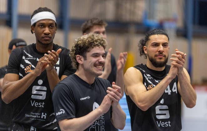 Grosse Freude nach Spielschluss bei den Hertener Loewen. SV Fellbach Flashers vs. Hertener Loewen Basketball, Basketball,Barmer Basketball 2. Bundesliga ProB, Play-Offs, Saison 2025 2026, 11.04.2026, SV Fellbach Flashers vs. Hertener Loewen Basketball, Basketball,Barmer Basketball 2. Bundesliga ProB, Play-Offs, Saison 2025 2026, 11.04.2026 Fellbach *** Great joy after the end of the game at the Hertener Loewen SV Fellbach Flashers vs Hertener Loewen Basketball, Basketball,Barmer Basketball 2 Bundesliga ProB, Play Offs, Season 2025 2026, 11 04 2026, SV Fellbach Flashers vs Hertener Loewen Basketball, Basketball,Barmer Basketball 2 Bundesliga ProB, Play Offs, Season 2025 2026, 11 04 2026 Fellbach Copyright: xEibner-Pressefoto DavidexDixGiovx EP_DGI