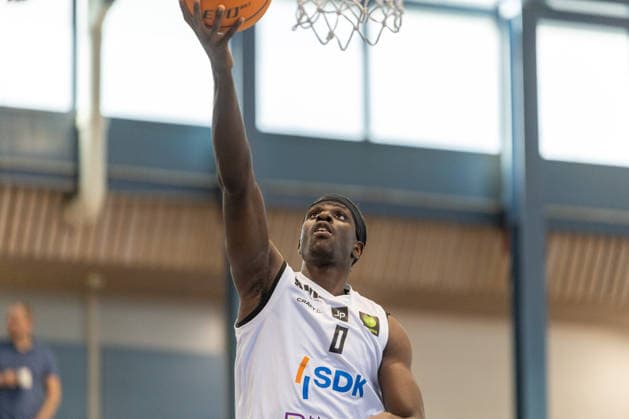 Mark Adrian Golder (SV Fellbach Flashers, 00) beim Korbleger im Fokus. SV Fellbach Flashers vs. Hertener Loewen Basketball, Basketball,Barmer Basketball 2. Bundesliga ProB, Play-Offs, Saison 2025 2026, 11.04.2026, SV Fellbach Flashers vs. Hertener Loewen Basketball, Basketball,Barmer Basketball 2. Bundesliga ProB, Play-Offs, Saison 2025 2026, 11.04.2026 Fellbach *** Mark Adrian Golder SV Fellbach Flashers, 00 at the basket in focus SV Fellbach Flashers vs Hertener Loewen Basketball, Basketball,Barmer Basketball 2 Bundesliga ProB, Play Offs, Season 2025 2026, 11 04 2026, SV Fellbach Flashers vs Hertener Loewen Basketball, Basketball,Barmer Basketball 2 Bundesliga ProB, Play Offs, Season 2025 2026, 11 04 2026 Fellbach Copyright: xEibner-Pressefoto DavidexDixGiovx EP_DGI