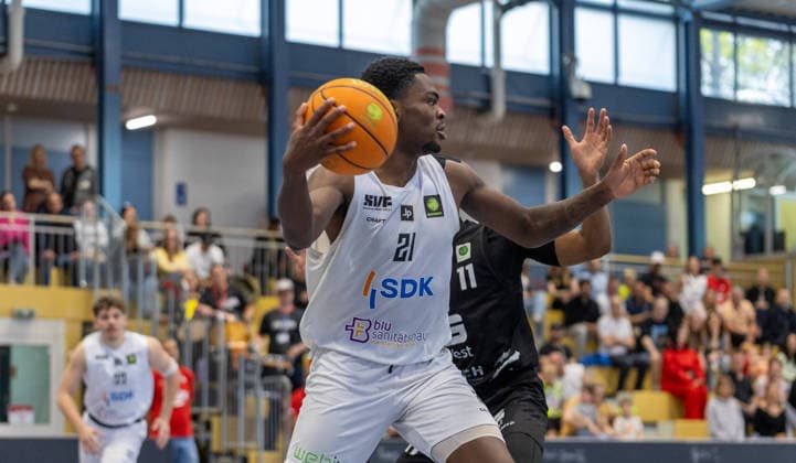 Nelson Okafor (SV Fellbach Flashers, 21) behauptet sich hier gegen Christian Matthew Hinckson (Hertener Loewen Basketball, 11). SV Fellbach Flashers vs. Hertener Loewen Basketball, Basketball,Barmer Basketball 2. Bundesliga ProB, Play-Offs, Saison 2025 2026, 11.04.2026, SV Fellbach Flashers vs. Hertener Loewen Basketball, Basketball,Barmer Basketball 2. Bundesliga ProB, Play-Offs, Saison 2025 2026, 11.04.2026 Fellbach *** Nelson Okafor SV Fellbach Flashers, 21 asserts himself here against Christian Matthew Hinckson Hertener Loewen Basketball, 11 SV Fellbach Flashers vs Hertener Loewen Basketball, Basketball,Barmer Basketball 2 Bundesliga ProB, Play Offs, Season 2025 2026, 11 04 2026, SV Fellbach Flashers vs Hertener Loewen Basketball, Basketball,Barmer Basketball 2 Bundesliga ProB, Play Offs, Season 2025 2026, 11 04 2026 Fellbach Copyright: xEibner-Pressefoto DavidexDixGiovx EP_DGI