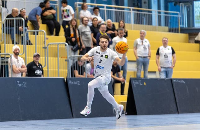 Jakob Hanzalek (SV Fellbach Flashers, 08) beim Tempodribbling im Play-Off gegen die Hertener Loewen. SV Fellbach Flashers vs. Hertener Loewen Basketball, Basketball,Barmer Basketball 2. Bundesliga ProB, Play-Offs, Saison 2025 2026, 11.04.2026, SV Fellbach Flashers vs. Hertener Loewen Basketball, Basketball,Barmer Basketball 2. Bundesliga ProB, Play-Offs, Saison 2025 2026, 11.04.2026 Fellbach *** Jakob Hanzalek SV Fellbach Flashers, 08 at speed dribbling in the play off against the Hertener Loewen SV Fellbach Flashers vs Hertener Loewen Basketball, Basketball,Barmer Basketball 2 Bundesliga ProB, Play Offs, Season 2025 2026, 11 04 2026, SV Fellbach Flashers vs Hertener Loewen Basketball, Basketball,Barmer Basketball 2 Bundesliga ProB, Play Offs, Season 2025 2026, 11 04 2026 Fellbach Copyright: xEibner-Pressefoto DavidexDixGiovx EP_DGI