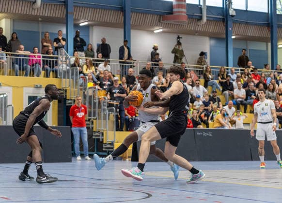 Nelson Okafor (SV Fellbach Flashers, 21) & Tarik Jakupovic (Hertener Loewen Basketball, 14) in einem koerplich gefuehrten Match im Kampf um den Ball.. SV Fellbach Flashers vs. Hertener Loewen Basketball, Basketball,Barmer Basketball 2. Bundesliga ProB, Play-Offs, Saison 2025 2026, 11.04.2026, SV Fellbach Flashers vs. Hertener Loewen Basketball, Basketball,Barmer Basketball 2. Bundesliga ProB, Play-Offs, Saison 2025 2026, 11.04.2026 Fellbach *** Nelson Okafor SV Fellbach Flashers, 21 Tarik Jakupovic Hertener Loewen Basketball, 14 in a physical match in the fight for the ball SV Fellbach Flashers vs Hertener Loewen Basketball, Basketball,Barmer Basketball 2 Bundesliga ProB, Play Offs, Season 2025 2026, 11 04 2026, SV Fellbach Flashers vs Hertener Loewen Basketball, Basketball,Barmer Basketball 2 Bundesliga ProB, Play Offs, Season 2025 2026, 11 04 2026 Fellbach Copyright: xEibner-Pressefoto DavidexDixGiovx EP_DGI