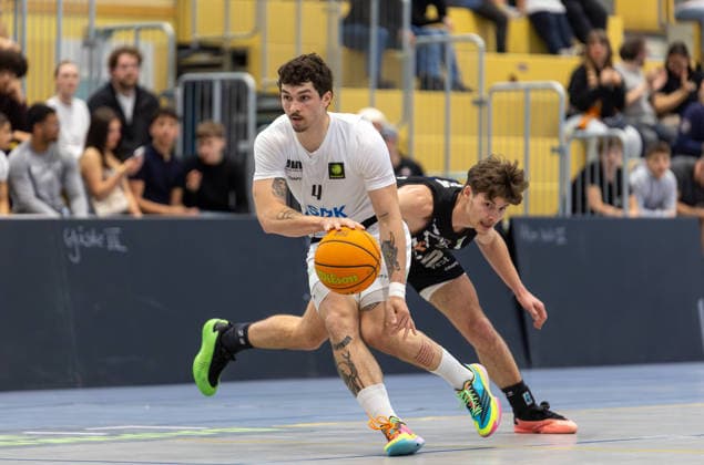 Mateus Rodrigues Rocha (SV Fellbach Flashers, 04) setzt sich hier gegen David Ewald (Hertener Loewen Basketball, 09) durch. SV Fellbach Flashers vs. Hertener Loewen Basketball, Basketball,Barmer Basketball 2. Bundesliga ProB, Play-Offs, Saison 2025 2026, 11.04.2026, SV Fellbach Flashers vs. Hertener Loewen Basketball, Basketball,Barmer Basketball 2. Bundesliga ProB, Play-Offs, Saison 2025 2026, 11.04.2026 Fellbach *** Mateus Rodrigues Rocha SV Fellbach Flashers, 04 prevails here against David Ewald Hertener Loewen Basketball, 09 SV Fellbach Flashers vs Hertener Loewen Basketball, Basketball,Barmer Basketball 2 Bundesliga ProB, Play Offs, Season 2025 2026, 11 04 2026, SV Fellbach Flashers vs Hertener Loewen Basketball, Basketball,Barmer Basketball 2 Bundesliga ProB, Play Offs, Season 2025 2026, 11 04 2026 Fellbach Copyright: xEibner-Pressefoto DavidexDixGiovx EP_DGI