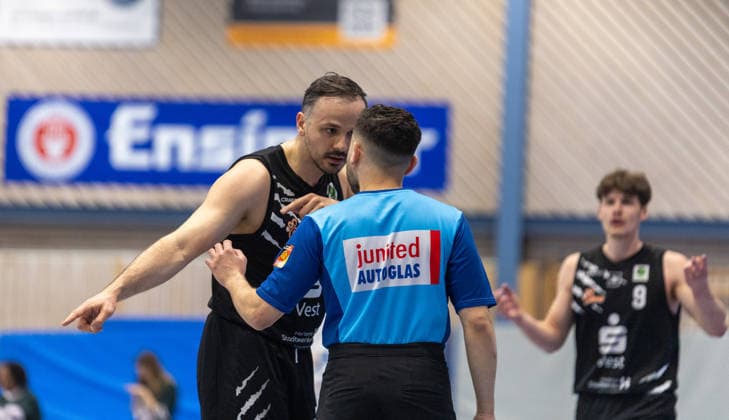 Faton Jetullahi (Hertener Loewen Basketball, 22) sichtlich unzufrieden mit der Schiedsrichterentscheidung. SV Fellbach Flashers vs. Hertener Loewen Basketball, Basketball,Barmer Basketball 2. Bundesliga ProB, Play-Offs, Saison 2025 2026, 11.04.2026, SV Fellbach Flashers vs. Hertener Loewen Basketball, Basketball,Barmer Basketball 2. Bundesliga ProB, Play-Offs, Saison 2025 2026, 11.04.2026 Fellbach *** Faton Jetullahi Hertener Loewen Basketball, 22 visibly dissatisfied with the referees decision SV Fellbach Flashers vs Hertener Loewen Basketball, Basketball,Barmer Basketball 2 Bundesliga ProB, Play Offs, 2025 2026 season, 11 04 2026, SV Fellbach Flashers vs Hertener Loewen Basketball, Basketball,Barmer Basketball 2 Bundesliga ProB, Play Offs, 2025 2026 season, 11 04 2026 Fellbach Copyright: xEibner-Pressefoto DavidexDixGiovx EP_DGI