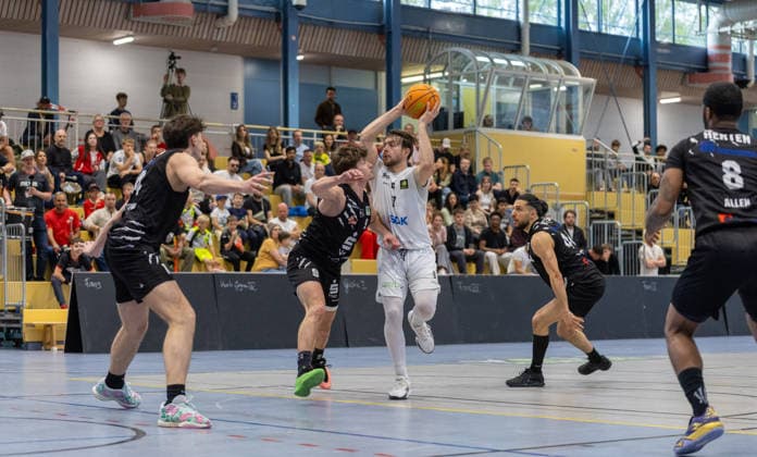 Jakob Hanzalek (SV Fellbach Flashers, 08) umzingelt von Tarik Jakupovic (Hertener Loewen Basketball, 14), David Ewald (Hertener Loewen Basketball, 09), Mueslim Akil Oezmeral (Hertener Loewen Basketball, 44) & Bryant Allen (Hertener Loewen Basketball, 08). SV Fellbach Flashers vs. Hertener Loewen Basketball, Basketball,Barmer Basketball 2. Bundesliga ProB, Play-Offs, Saison 2025 2026, 11.04.2026, SV Fellbach Flashers vs. Hertener Loewen Basketball, Basketball,Barmer Basketball 2. Bundesliga ProB, Play-Offs, Saison 2025 2026, 11.04.2026 Fellbach *** Jakob Hanzalek SV Fellbach Flashers, 08 surrounded by Tarik Jakupovic Hertener Loewen Basketball, 14 , David Ewald Hertener Loewen Basketball, 09 , Mueslim Akil Oezmeral Hertener Loewen Basketball, 44 Bryant Allen Hertener Loewen Basketball, 08 SV Fellbach Flashers vs Hertener Loewen Basketball, Basketball,Barmer Basketball 2 Bundesliga ProB, Play Offs, Season 2025 2026, 11 04 2026, SV Fellbach Flashers vs Hertener Loewen Basketball, Basketball,Barmer Basketball 2 Bundesliga ProB, Play Offs, Season 2025 2026, 11 04 2026 Fellbach Copyright: xEibner-Pressefoto DavidexDixGiovx EP_DGI