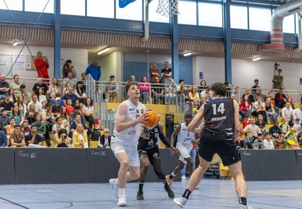 Jonathan Gerlinger (SV Fellbach Flashers, 13) im Duell mit Tarik Jakupovic (Hertener Loewen Basketball, 14). SV Fellbach Flashers vs. Hertener Loewen Basketball, Basketball,Barmer Basketball 2. Bundesliga ProB, Play-Offs, Saison 2025 2026, 11.04.2026, SV Fellbach Flashers vs. Hertener Loewen Basketball, Basketball,Barmer Basketball 2. Bundesliga ProB, Play-Offs, Saison 2025 2026, 11.04.2026 Fellbach *** Jonathan Gerlinger SV Fellbach Flashers, 13 in duel with Tarik Jakupovic Hertener Loewen Basketball, 14 SV Fellbach Flashers vs Hertener Loewen Basketball, Basketball,Barmer Basketball 2 Bundesliga ProB, Play Offs, Season 2025 2026, 11 04 2026, SV Fellbach Flashers vs Hertener Loewen Basketball, Basketball,Barmer Basketball 2 Bundesliga ProB, Play Offs, Season 2025 2026, 11 04 2026 Fellbach Copyright: xEibner-Pressefoto DavidexDixGiovx EP_DGI
