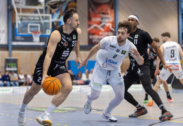 Faton Jetullahi (Hertener Loewen Basketball, 22) im Dribbling gegen Jakob Hanzalek (SV Fellbach Flashers, 08). SV Fellbach Flashers vs. Hertener Loewen Basketball, Basketball,Barmer Basketball 2. Bundesliga ProB, Play-Offs, Saison 2025 2026, 11.04.2026, SV Fellbach Flashers vs. Hertener Loewen Basketball, Basketball,Barmer Basketball 2. Bundesliga ProB, Play-Offs, Saison 2025 2026, 11.04.2026 Fellbach *** Faton Jetullahi Hertener Loewen Basketball, 22 dribbling against Jakob Hanzalek SV Fellbach Flashers, 08 SV Fellbach Flashers vs Hertener Loewen Basketball, Basketball,Barmer Basketball 2 Bundesliga ProB, Play Offs, Season 2025 2026, 11 04 2026, SV Fellbach Flashers vs Hertener Loewen Basketball, Basketball,Barmer Basketball 2 Bundesliga ProB, Play Offs, Season 2025 2026, 11 04 2026 Fellbach Copyright: xEibner-Pressefoto DavidexDixGiovx EP_DGI