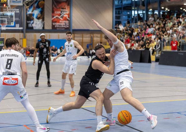 Faton Jetullahi (Hertener Loewen Basketball, 22) & Jeremy Kolev (SV Fellbach Flashers, 77) ringen um den Ball. SV Fellbach Flashers vs. Hertener Loewen Basketball, Basketball,Barmer Basketball 2. Bundesliga ProB, Play-Offs, Saison 2025 2026, 11.04.2026, SV Fellbach Flashers vs. Hertener Loewen Basketball, Basketball,Barmer Basketball 2. Bundesliga ProB, Play-Offs, Saison 2025 2026, 11.04.2026 Fellbach *** Faton Jetullahi Hertener Loewen Basketball, 22 Jeremy Kolev SV Fellbach Flashers, 77 wrestle for the ball SV Fellbach Flashers vs Hertener Loewen Basketball, Basketball,Barmer Basketball 2 Bundesliga ProB, Play Offs, Season 2025 2026, 11 04 2026, SV Fellbach Flashers vs Hertener Loewen Basketball, Basketball,Barmer Basketball 2 Bundesliga ProB, Play Offs, Season 2025 2026, 11 04 2026 Fellbach Copyright: xEibner-Pressefoto DavidexDixGiovx EP_DGI