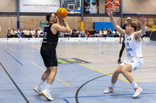 Jeremy Kolev (SV Fellbach Flashers, 77) versucht den Block gegen Faton Jetullahi (Hertener Loewen Basketball, 22). SV Fellbach Flashers vs. Hertener Loewen Basketball, Basketball,Barmer Basketball 2. Bundesliga ProB, Play-Offs, Saison 2025 2026, 11.04.2026, SV Fellbach Flashers vs. Hertener Loewen Basketball, Basketball,Barmer Basketball 2. Bundesliga ProB, Play-Offs, Saison 2025 2026, 11.04.2026 Fellbach *** Jeremy Kolev SV Fellbach Flashers, 77 tries the block against Faton Jetullahi Hertener Loewen Basketball, 22 SV Fellbach Flashers vs Hertener Loewen Basketball, Basketball,Barmer Basketball 2 Bundesliga ProB, Play Offs, Season 2025 2026, 11 04 2026, SV Fellbach Flashers vs Hertener Loewen Basketball, Basketball,Barmer Basketball 2 Bundesliga ProB, Play Offs, Season 2025 2026, 11 04 2026 Fellbach Copyright: xEibner-Pressefoto DavidexDixGiovx EP_DGI