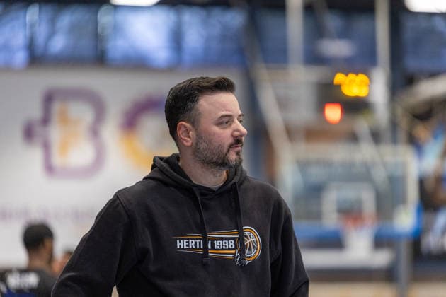 Ein nachdenklicher und sichtlich unzufriedener Robin Singh (Hertener Loewen Basketball, Coach) . SV Fellbach Flashers vs. Hertener Loewen Basketball, Basketball,Barmer Basketball 2. Bundesliga ProB, Play-Offs, Saison 2025 2026, 11.04.2026, SV Fellbach Flashers vs. Hertener Loewen Basketball, Basketball,Barmer Basketball 2. Bundesliga ProB, Play-Offs, Saison 2025 2026, 11.04.2026 Fellbach *** A thoughtful and visibly dissatisfied Robin Singh Hertener Loewen Basketball, Coach SV Fellbach Flashers vs Hertener Loewen Basketball, Basketball,Barmer Basketball 2 Bundesliga ProB, Play Offs, Season 2025 2026, 11 04 2026, SV Fellbach Flashers vs Hertener Loewen Basketball, Basketball,Barmer Basketball 2 Bundesliga ProB, Play Offs, Season 2025 2026, 11 04 2026 Fellbach Copyright: xEibner-Pressefoto DavidexDixGiovx EP_DGI