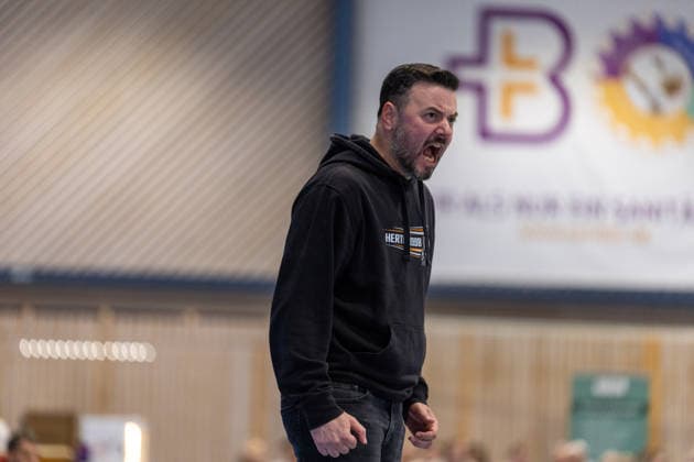 Robin Singh (Hertener Loewen Basketball, Coach) reagiert emotional. SV Fellbach Flashers vs. Hertener Loewen Basketball, Basketball,Barmer Basketball 2. Bundesliga ProB, Play-Offs, Saison 2025 2026, 11.04.2026, SV Fellbach Flashers vs. Hertener Loewen Basketball, Basketball,Barmer Basketball 2. Bundesliga ProB, Play-Offs, Saison 2025 2026, 11.04.2026 Fellbach *** Robin Singh Hertener Loewen Basketball, Coach reacts emotionally SV Fellbach Flashers vs Hertener Loewen Basketball, Basketball,Barmer Basketball 2 Bundesliga ProB, Play Offs, Season 2025 2026, 11 04 2026, SV Fellbach Flashers vs Hertener Loewen Basketball, Basketball,Barmer Basketball 2 Bundesliga ProB, Play Offs, Season 2025 2026, 11 04 2026 Fellbach Copyright: xEibner-Pressefoto DavidexDixGiovx EP_DGI