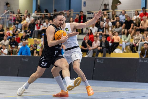 Faton Jetullahi (Hertener Loewen Basketball, 22) gegen Nik Schlipf (SV Fellbach Flashers, 09). SV Fellbach Flashers vs. Hertener Loewen Basketball, Basketball,Barmer Basketball 2. Bundesliga ProB, Play-Offs, Saison 2025 2026, 11.04.2026, SV Fellbach Flashers vs. Hertener Loewen Basketball, Basketball,Barmer Basketball 2. Bundesliga ProB, Play-Offs, Saison 2025 2026, 11.04.2026 Fellbach *** Faton Jetullahi Hertener Loewen Basketball, 22 vs Nik Schlipf SV Fellbach Flashers, 09 SV Fellbach Flashers vs Hertener Loewen Basketball, Basketball,Barmer Basketball 2 Bundesliga ProB, Play Offs, Season 2025 2026, 11 04 2026, SV Fellbach Flashers vs Hertener Loewen Basketball, Basketball,Barmer Basketball 2 Bundesliga ProB, Play Offs, Season 2025 2026, 11 04 2026 Fellbach Copyright: xEibner-Pressefoto DavidexDixGiovx EP_DGI