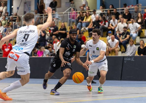 Bryant Allen (Hertener Loewen Basketball, 08) setzt sich hier gegen Nik Schlipf (SV Fellbach Flashers, 09) & Mateus Rodrigues Rocha (SV Fellbach Flashers, 04) durch. SV Fellbach Flashers vs. Hertener Loewen Basketball, Basketball,Barmer Basketball 2. Bundesliga ProB, Play-Offs, Saison 2025 2026, 11.04.2026, SV Fellbach Flashers vs. Hertener Loewen Basketball, Basketball,Barmer Basketball 2. Bundesliga ProB, Play-Offs, Saison 2025 2026, 11.04.2026 Fellbach *** Bryant Allen Hertener Loewen Basketball, 08 prevails here against Nik Schlipf SV Fellbach Flashers, 09 Mateus Rodrigues Rocha SV Fellbach Flashers, 04 SV Fellbach Flashers vs Hertener Loewen Basketball, Basketball,Barmer Basketball 2 Bundesliga ProB, Play Offs, Season 2025 2026, 11 04 2026, SV Fellbach Flashers vs Hertener Loewen Basketball, Basketball,Barmer Basketball 2 Bundesliga ProB, Play Offs, Season 2025 2026, 11 04 2026 Fellbach Copyright: xEibner-Pressefoto DavidexDixGiovx EP_DGI