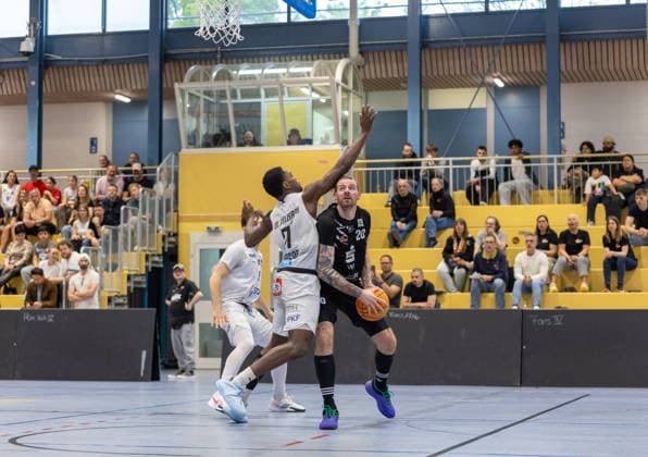 Dario Fiorentino (Hertener Loewen Basketball, 20) gegen Nelson Okafor (SV Fellbach Flashers, 21). SV Fellbach Flashers vs. Hertener Loewen Basketball, Basketball,Barmer Basketball 2. Bundesliga ProB, Play-Offs, Saison 2025 2026, 11.04.2026, SV Fellbach Flashers vs. Hertener Loewen Basketball, Basketball,Barmer Basketball 2. Bundesliga ProB, Play-Offs, Saison 2025 2026, 11.04.2026 Fellbach *** Dario Fiorentino Hertener Loewen Basketball, 20 vs Nelson Okafor SV Fellbach Flashers, 21 SV Fellbach Flashers vs Hertener Loewen Basketball, Basketball,Barmer Basketball 2 Bundesliga ProB, Play Offs, Season 2025 2026, 11 04 2026, SV Fellbach Flashers vs Hertener Loewen Basketball, Basketball,Barmer Basketball 2 Bundesliga ProB, Play Offs, Season 2025 2026, 11 04 2026 Fellbach Copyright: xEibner-Pressefoto DavidexDixGiovx EP_DGI