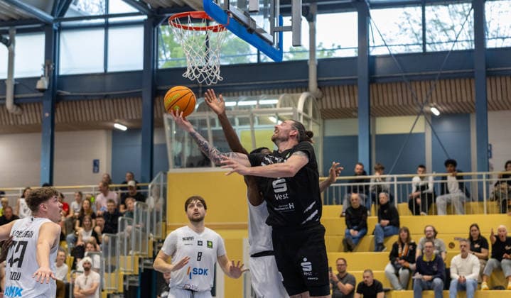 Dario Fiorentino (Hertener Loewen Basketball, 20) beim Wurf gegen Jeremy Kolev (SV Fellbach Flashers, 77), Jakob Hanzalek (SV Fellbach Flashers, 08) & Nelson Okafor (SV Fellbach Flashers, 21). SV Fellbach Flashers vs. Hertener Loewen Basketball, Basketball,Barmer Basketball 2. Bundesliga ProB, Play-Offs, Saison 2025 2026, 11.04.2026, SV Fellbach Flashers vs. Hertener Loewen Basketball, Basketball,Barmer Basketball 2. Bundesliga ProB, Play-Offs, Saison 2025 2026, 11.04.2026 Fellbach *** Dario Fiorentino Hertener Loewen Basketball, 20 at the throw against Jeremy Kolev SV Fellbach Flashers, 77 , Jakob Hanzalek SV Fellbach Flashers, 08 Nelson Okafor SV Fellbach Flashers, 21 SV Fellbach Flashers vs Hertener Loewen Basketball, Basketball,Barmer Basketball 2 Bundesliga ProB, Play Offs, Season 2025 2026, 11 04 2026, SV Fellbach Flashers vs Hertener Loewen Basketball, Basketball,Barmer Basketball 2 Bundesliga ProB, Play Offs, Season 2025 2026, 11 04 2026 Fellbach Copyright: xEibner-Pressefoto DavidexDixGiovx EP_DGI