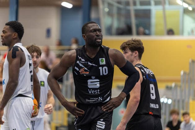 Gilbert Kofi Gyamfi (Hertener Loewen Basketball, 10) reklamiert hier ein Foul. SV Fellbach Flashers vs. Hertener Loewen Basketball, Basketball,Barmer Basketball 2. Bundesliga ProB, Play-Offs, Saison 2025 2026, 11.04.2026, SV Fellbach Flashers vs. Hertener Loewen Basketball, Basketball,Barmer Basketball 2. Bundesliga ProB, Play-Offs, Saison 2025 2026, 11.04.2026 Fellbach *** Gilbert Kofi Gyamfi Hertener Loewen Basketball, 10 claims a foul here SV Fellbach Flashers vs Hertener Loewen Basketball, Basketball,Barmer Basketball 2 Bundesliga ProB, Play Offs, Season 2025 2026, 11 04 2026, SV Fellbach Flashers vs Hertener Loewen Basketball, Basketball,Barmer Basketball 2 Bundesliga ProB, Play Offs, Season 2025 2026, 11 04 2026 Fellbach Copyright: xEibner-Pressefoto DavidexDixGiovx EP_DGI
