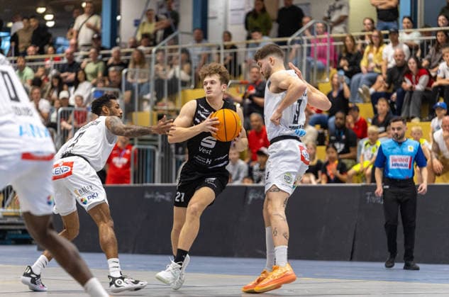 Tim Elkenhans (Hertener Loewen Basketball, 21) gegen Tyseem Lamel Lyles (SV Fellbach Flashers, 07) & Nik Schlipf (SV Fellbach Flashers, 09). SV Fellbach Flashers vs. Hertener Loewen Basketball, Basketball,Barmer Basketball 2. Bundesliga ProB, Play-Offs, Saison 2025 2026, 11.04.2026, SV Fellbach Flashers vs. Hertener Loewen Basketball, Basketball,Barmer Basketball 2. Bundesliga ProB, Play-Offs, Saison 2025 2026, 11.04.2026 Fellbach *** Tim Elkenhans Hertener Loewen Basketball, 21 vs Tyseem Lamel Lyles SV Fellbach Flashers, 07 Nik Schlipf SV Fellbach Flashers, 09 SV Fellbach Flashers vs Hertener Loewen Basketball, Basketball,Barmer Basketball 2 Bundesliga ProB, Play Offs, Season 2025 2026, 11 04 2026, SV Fellbach Flashers vs Hertener Loewen Basketball, Basketball,Barmer Basketball 2 Bundesliga ProB, Play Offs, Season 2025 2026, 11 04 2026 Fellbach Copyright: xEibner-Pressefoto DavidexDixGiovx EP_DGI